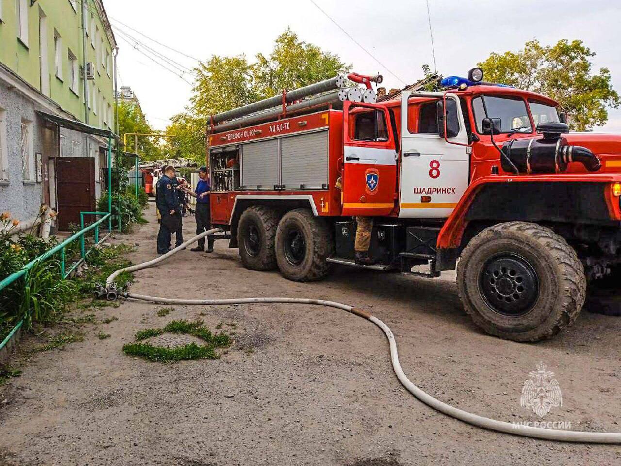 В Шадринске сотрудники МЧС спасли из пожара 4 пенсионерок (04.07.2023)